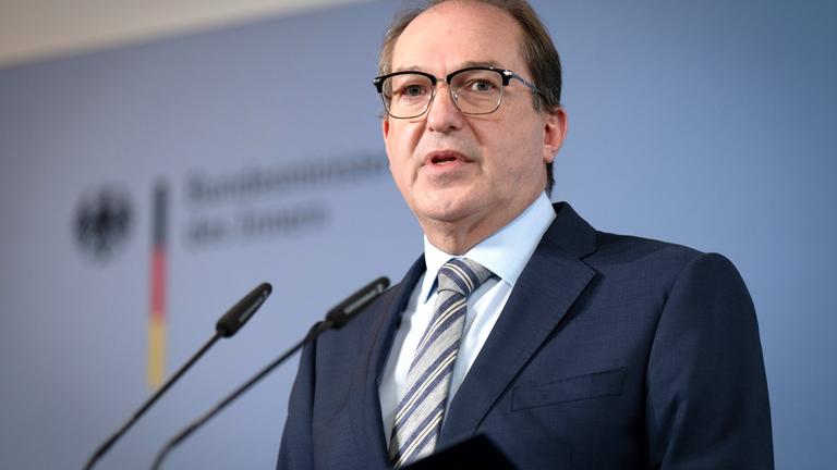 Alexander Dobrindt beim Pressestatement zum Verbot des Vereins Muslim Interaktiv im Bundesinnenministerium.