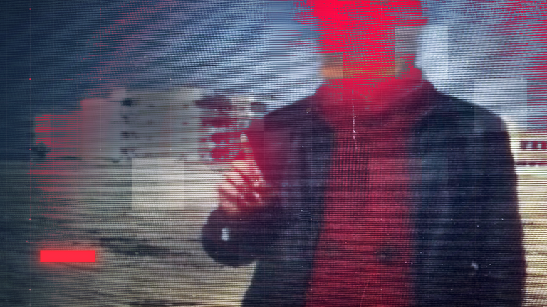 Anonymisiertes Torso-Foto von Wassim Al M., Geflüchteter aus Syrien, der im Februar 2025 am Berliner Holocaust-Mahnmal einen Touristen getötet haben, mit erhobenem Tauhid-Finger