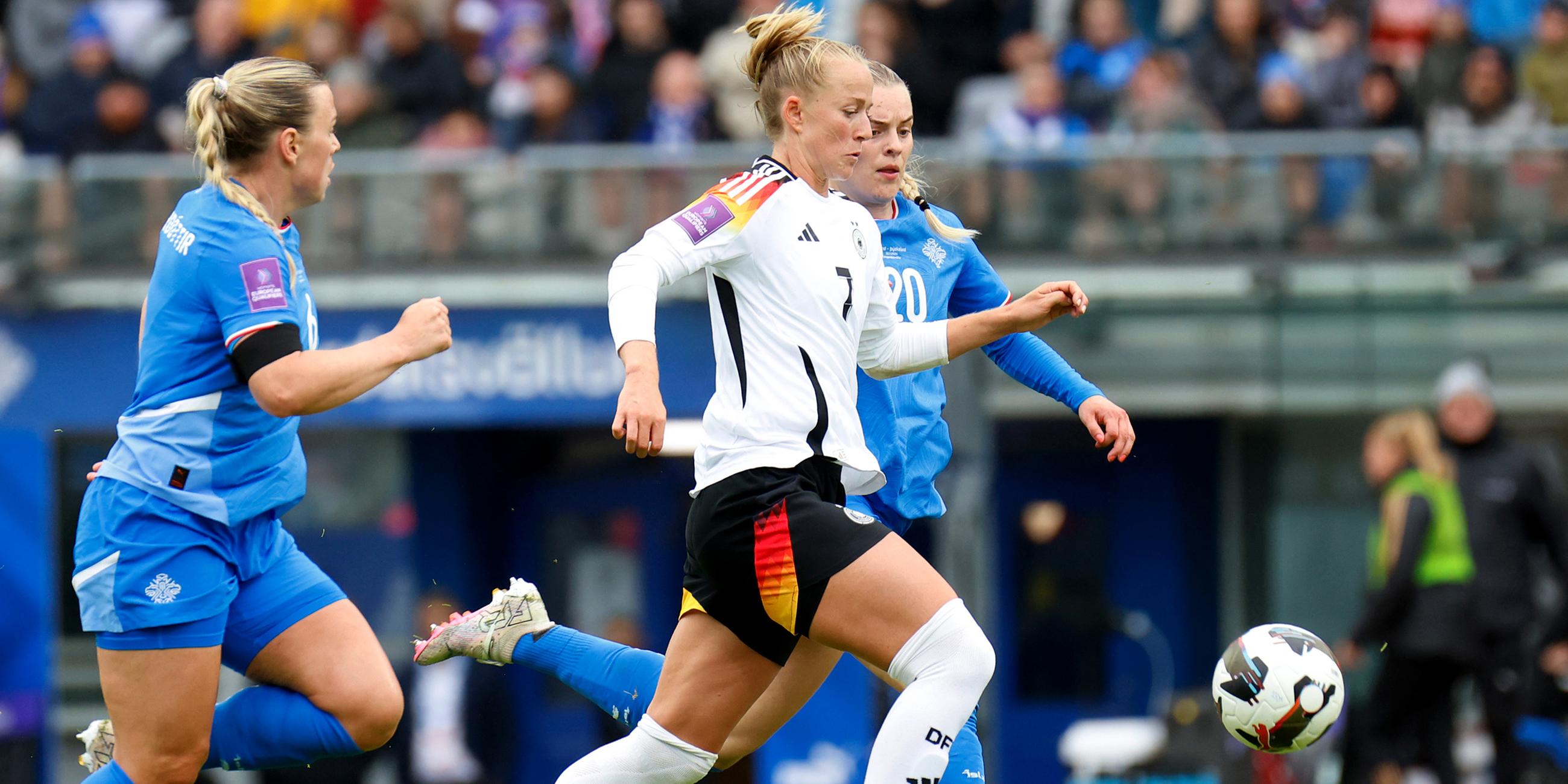  Ingibjörg Sigurdardottir (l) und Gudny Arnadottir (r) aus Island gegen Lea Schüller aus Deutschland.