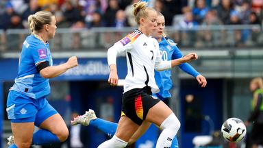  Ingibjörg Sigurdardottir (l) und Gudny Arnadottir (r) aus Island gegen Lea Schüller aus Deutschland.