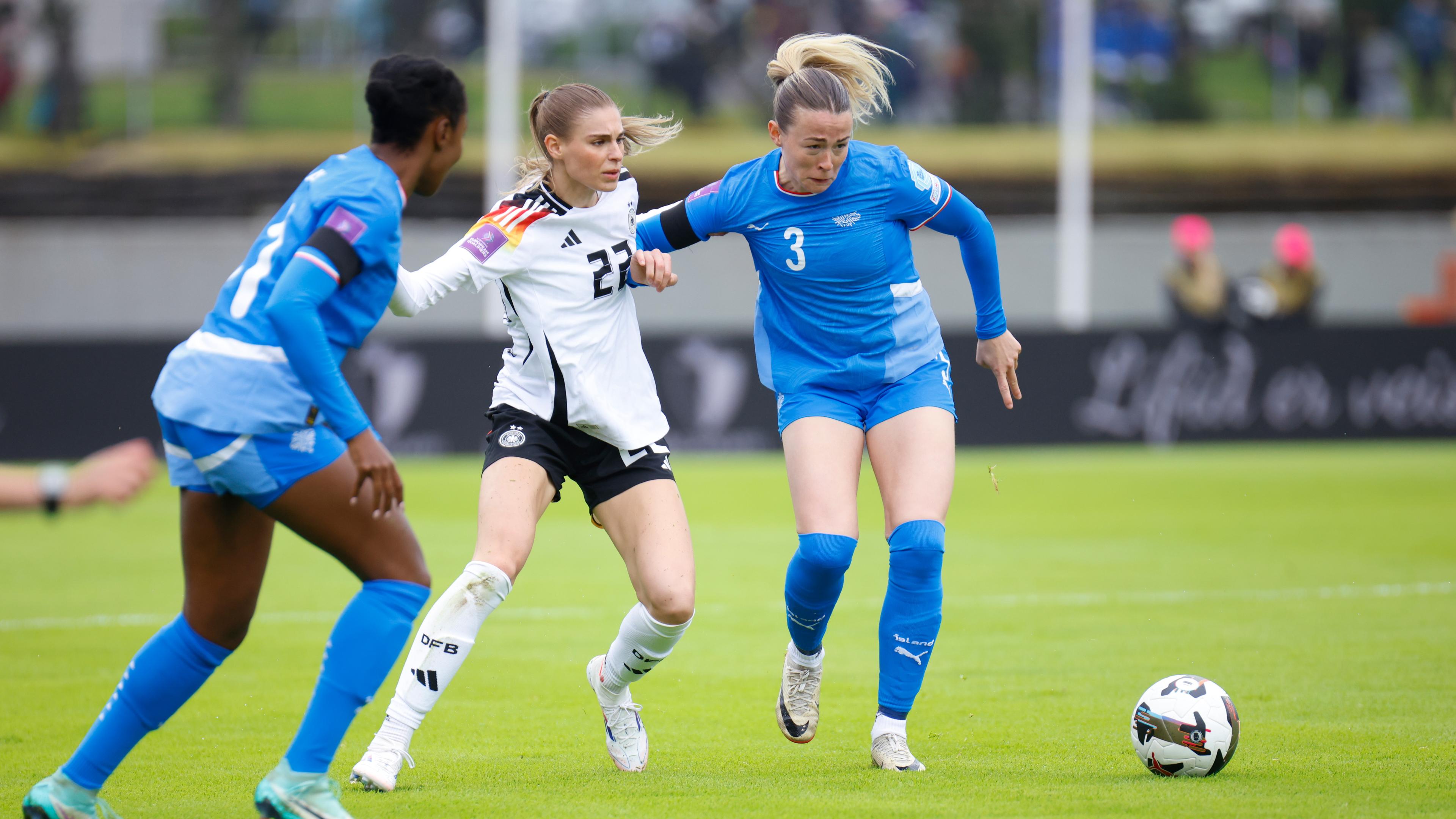 Sandra Maria Jessen (r) aus Island gegen Jule Brand (M) aus Deutschland.