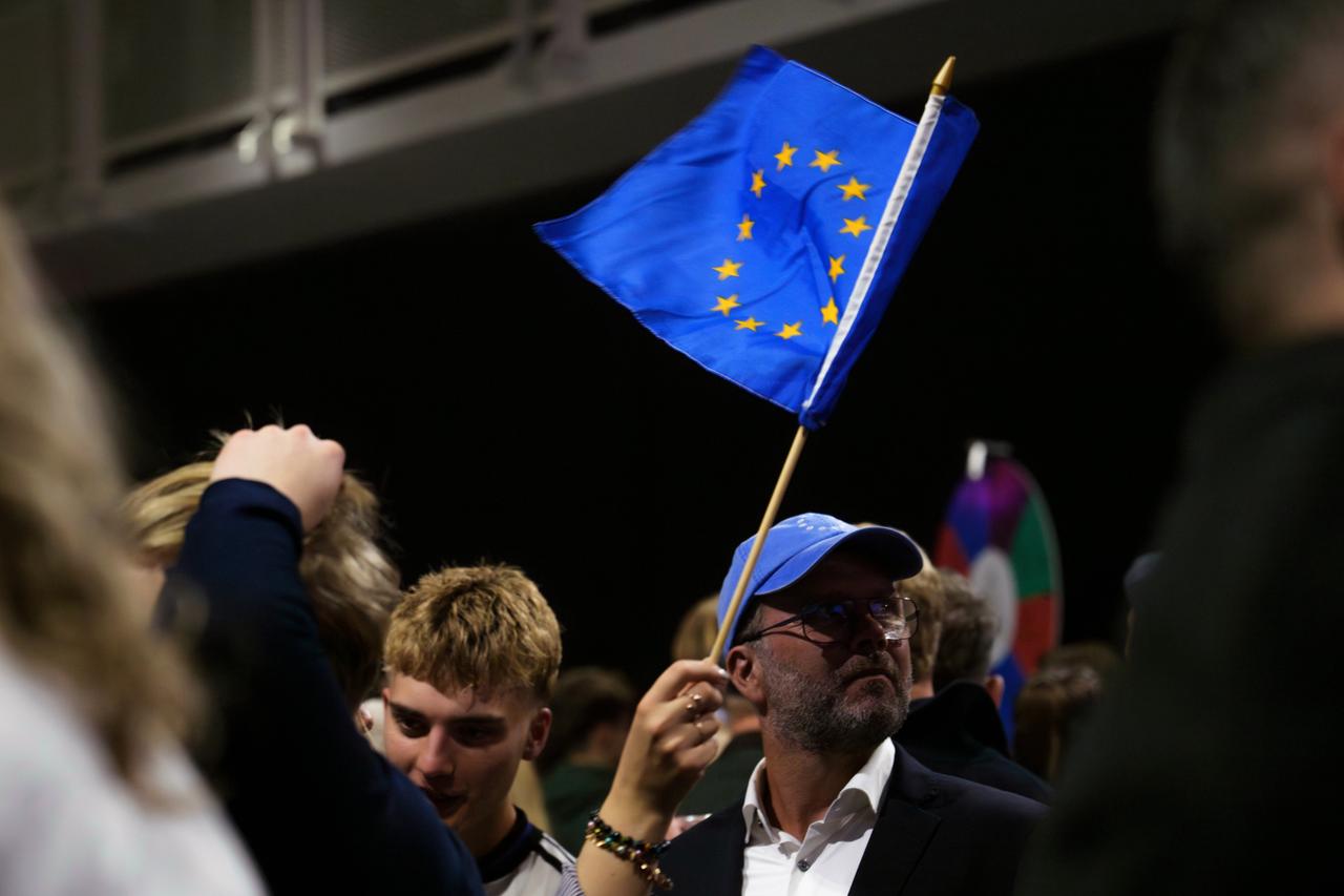 Ein Mann schwenkt eine Fahne der Europäischen Union, während einer Wahlnachtveranstaltung der «Ja»-Kampagne.