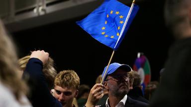 Ein Mann schwenkt eine Fahne der Europäischen Union, während einer Wahlnachtveranstaltung der «Ja»-Kampagne.
