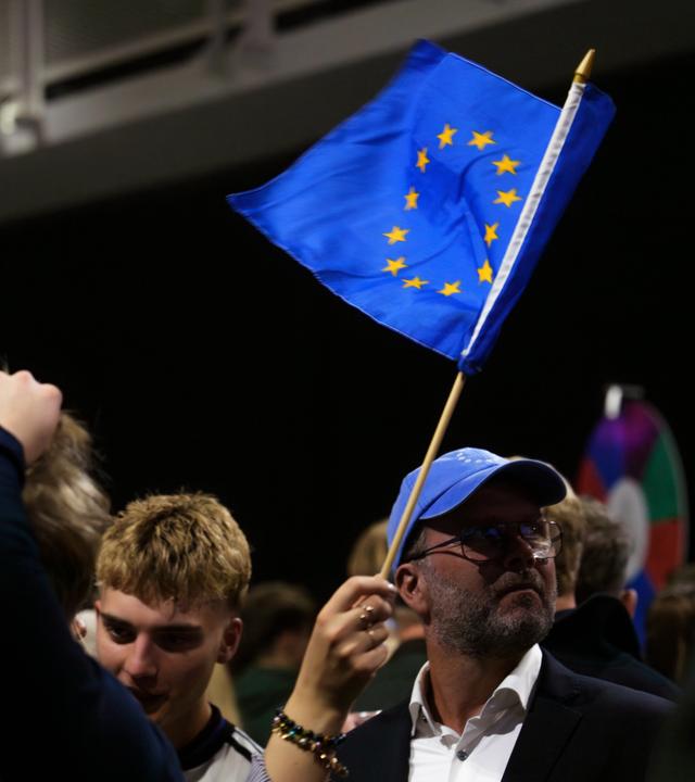 Ein Mann schwenkt eine Fahne der Europäischen Union, während einer Wahlnachtveranstaltung der «Ja»-Kampagne.