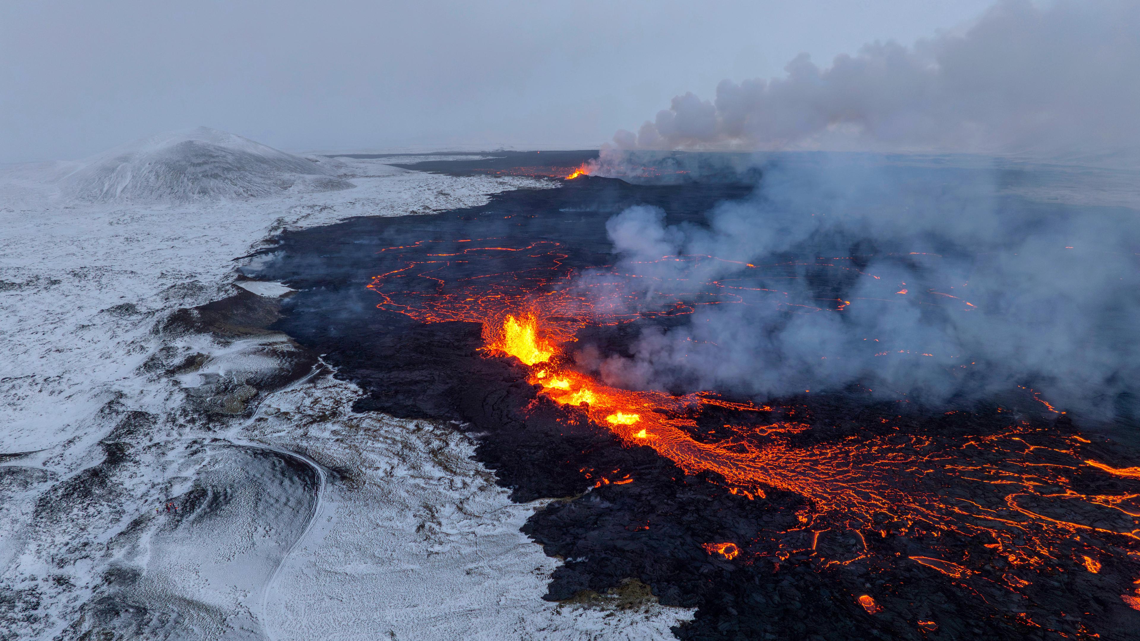Luftaufnahme der beiden einzigen noch aktiven Spaltsegmente eines aktiven Vulkans in Grindavik (Island), aufgenommen am 20.12.2023