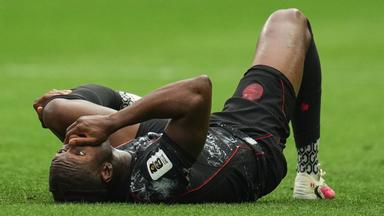 Der kanadische Fußballer Ismael Kone liegt am Boden und reagiert auf eine Verletzung, die er sich am 18.06.2026, in Vancouver, British Columbia, während des Fußball-WM-Gruppenspiels der Gruppe B gegen Katar zugezogen hat. 