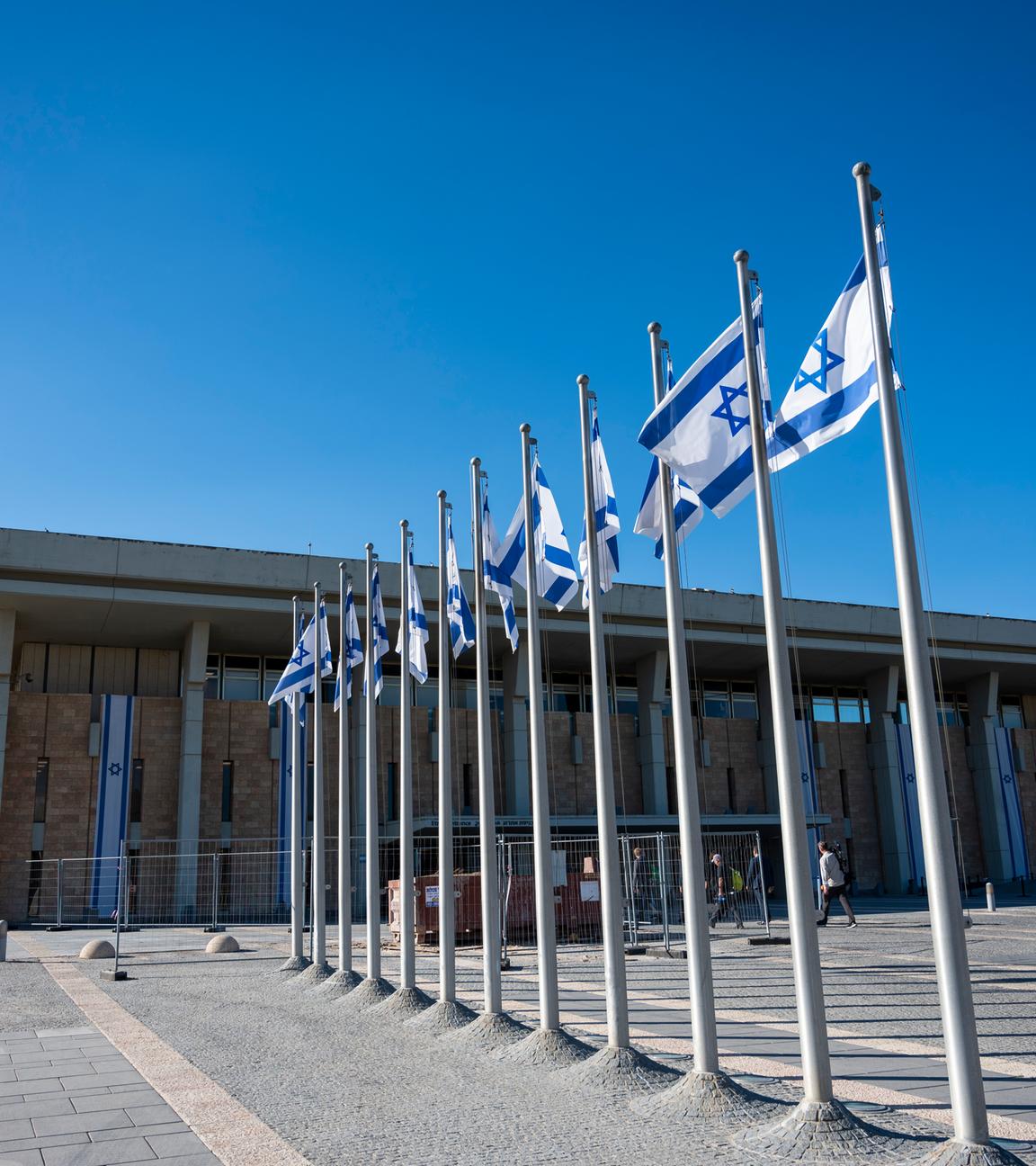 Israelische Fahnen wehen vor dem Einkammerparlament des Staates Israel in Jerusalem.