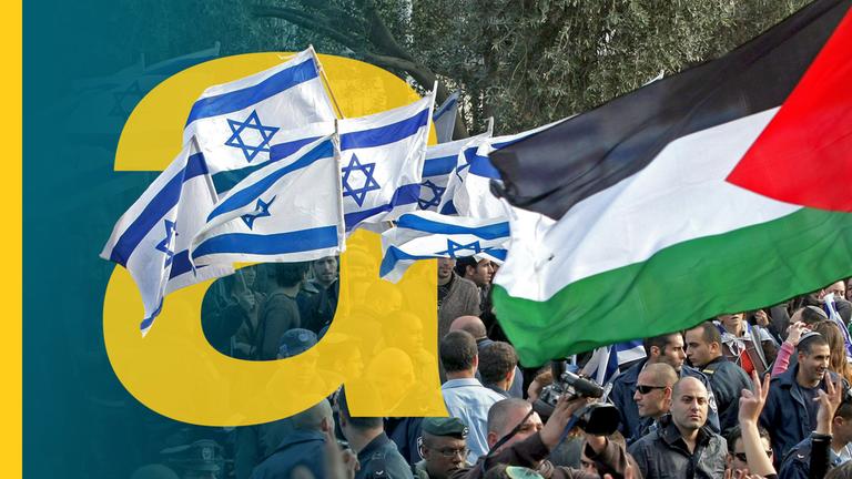 Eine Demonstration mit israelischen und palästinenschen Flaggen