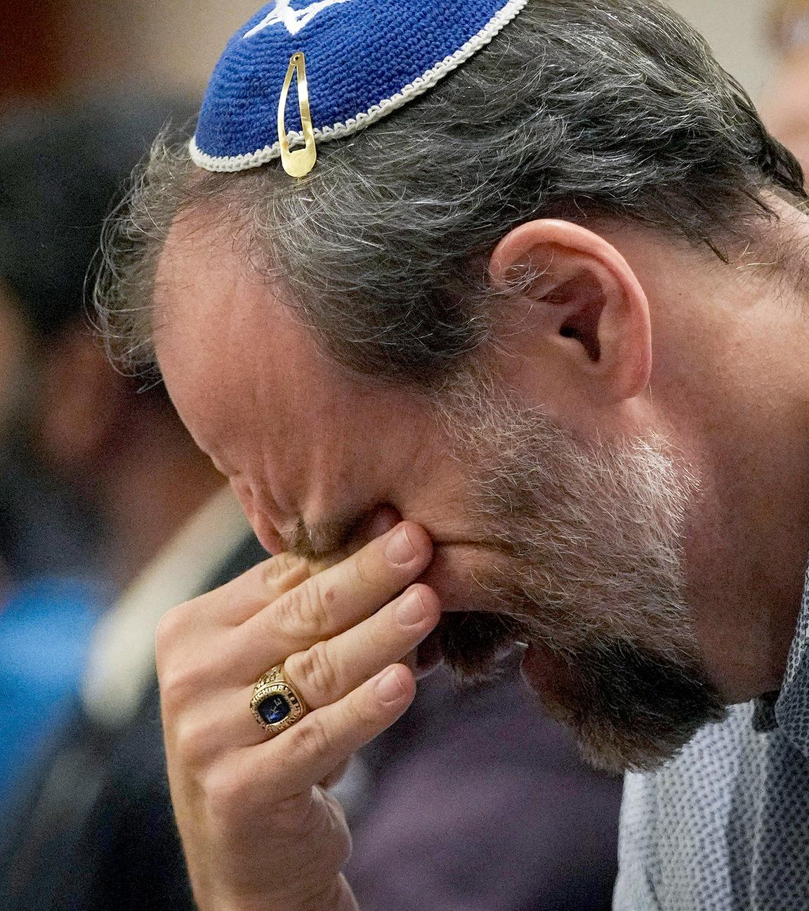 Mann weint bei einer Trauerfeier in Houston für die Toten in Israel