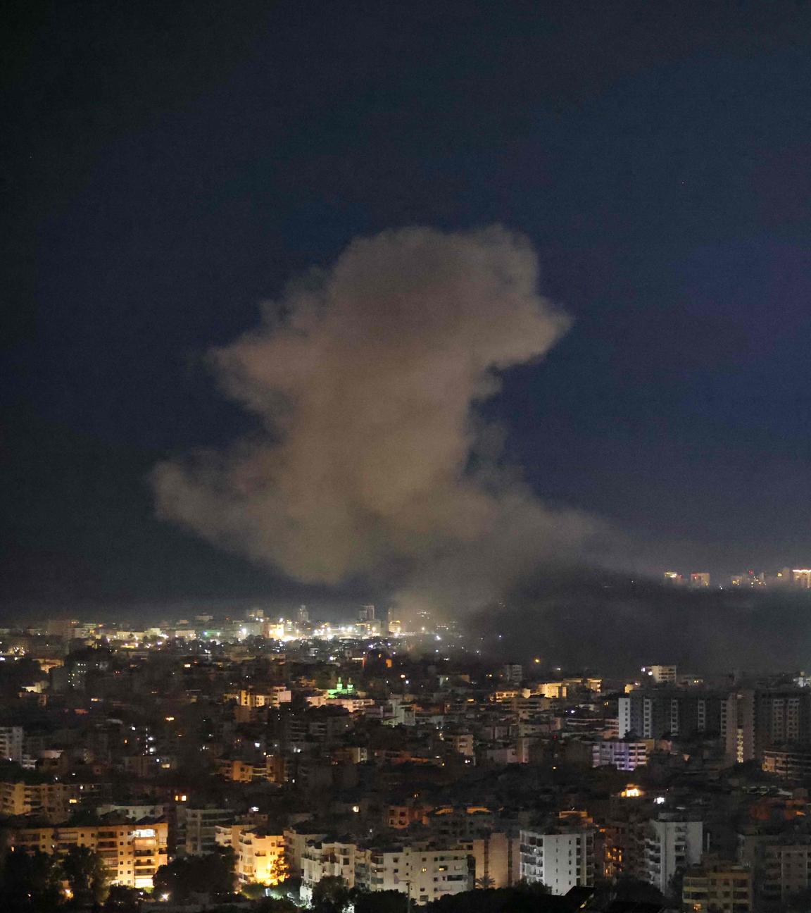 Rauch steigt am 5. März 2026 über dem Ort eines israelischen Luftangriffs auf das südliche Beiruter Viertel Haret Hreik auf. 
