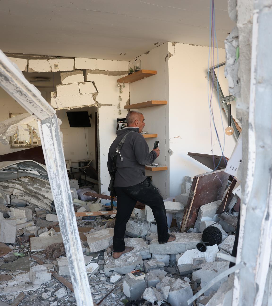 Ein Mann inspiziert den Schaden in einem zerstörten Wohngebäude nach einem iranischen Raketenangriff in der israelischen Stadt Dimona.