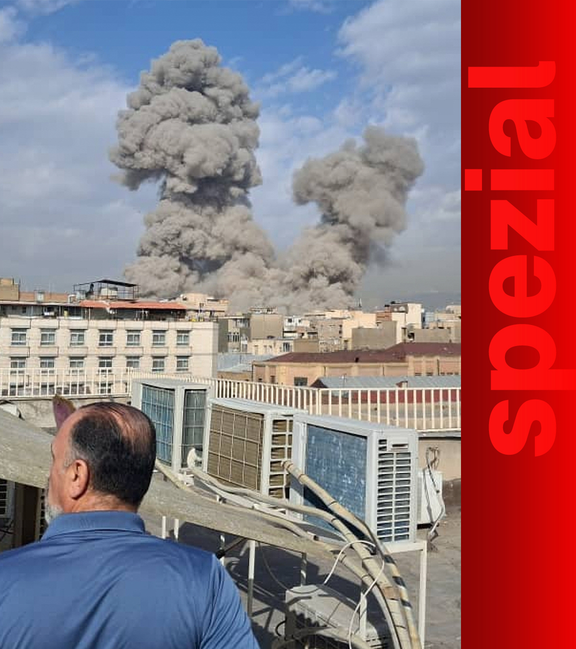 Menschen beobachten Rauch nach einer Explosion in Teheran.