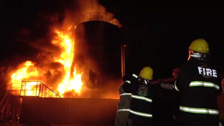 Feuerwehrleute löschen ein Feuer nach einem Luftangriff Israels auf Jemen.