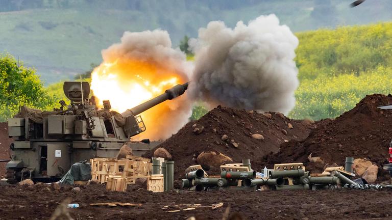 Israelische Artillerie feuert auf den Libanon.