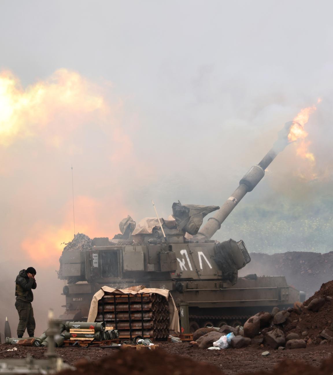 Eine israelische Atillerin-Einheit schießt an der israelischen Grenze auf Libanon.