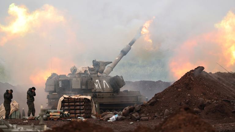 Eine israelische Atillerin-Einheit schießt an der israelischen Grenze auf Libanon.