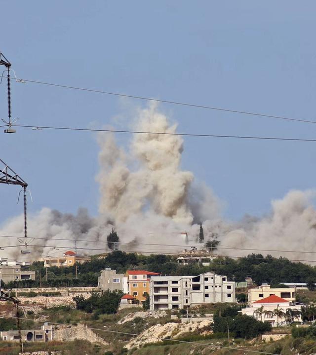 Libanon: Erzay: Über dem kleinen Dorf Erzay im Libanon steigt Rauch auf nach israelischen Angriffen. 