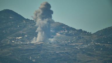 Rauch über einem Hügel im Südlibanon, der von einem israelischen Angriff getroffen wurde.