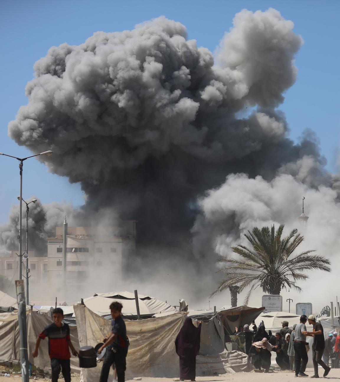 Rauch steigt aus einem Hochhaus in Gaza-Stadt auf.