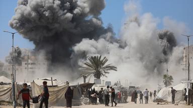 Rauch steigt aus einem Hochhaus in Gaza-Stadt auf.