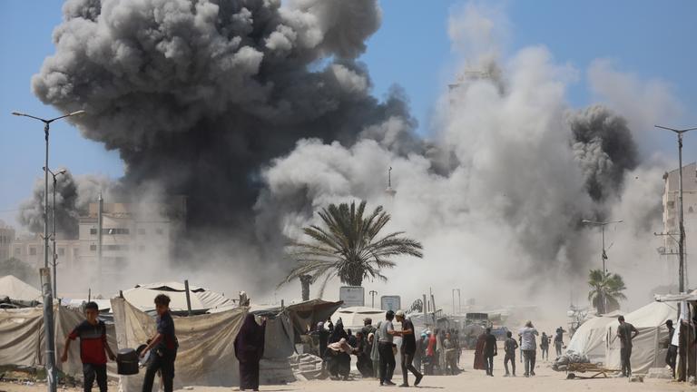 Rauch steigt aus einem Hochhaus in Gaza-Stadt auf.