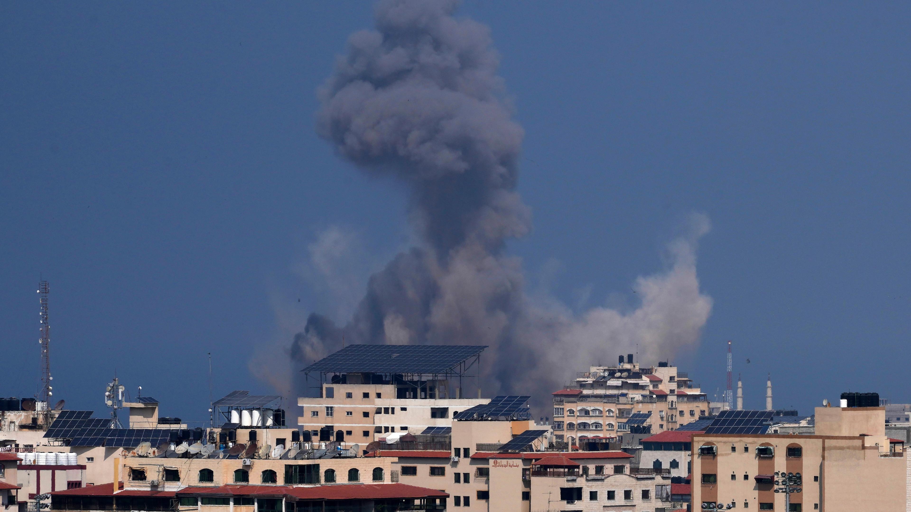 Gaza-Stadt: Rauch steigt von einer Explosion auf, die durch einen israelischen Luftangriff verursacht wurde.