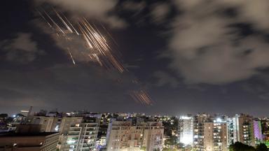Israel, Ashkelon: Israels Raketenabwehrsystem Iron Dome fängt Raketen ab