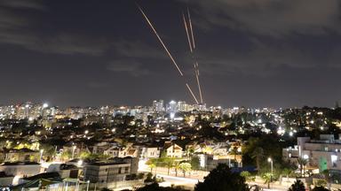 Israel, Ashkelon: Israels Raketenabwehrsystem Iron Dome fängt Raketen ab
