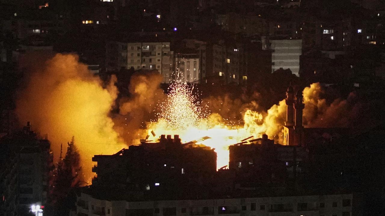 Flammen und Rauch nach einem israelischen Luftangriff auf Dahiyeh, einem südlichen Vorort von Beirut im Libanon, am Donnerstag, den 5. Juni 2025. 