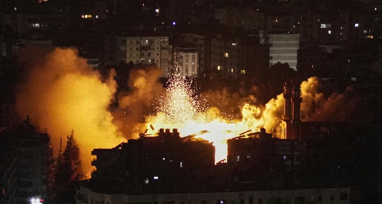 Flammen und Rauch nach einem israelischen Luftangriff auf Dahiyeh, einem südlichen Vorort von Beirut im Libanon, am Donnerstag, den 5. Juni 2025. 
