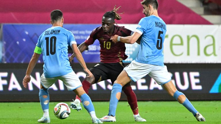 Die israelischen Spieler Idan Nachmias und Manor Solomon im Ballkampf mit Belgiens Jeremy Doku.