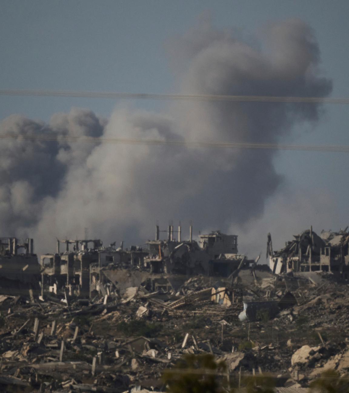 Rauch steigt in den Himmel nach einem Angriff des israelischen Militärs auf den Gazastreifen.