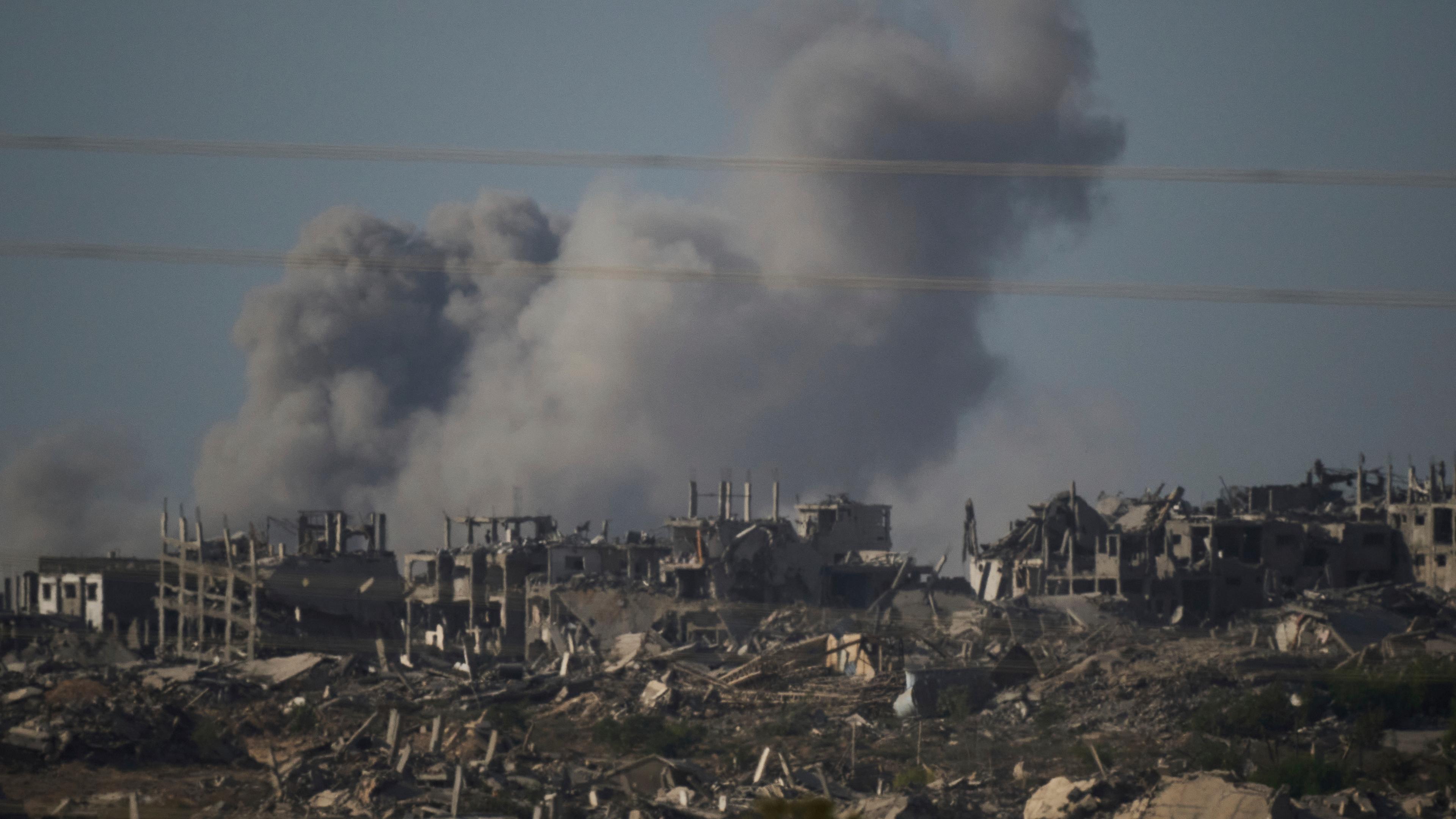 Rauch steigt in den Himmel nach einem Angriff des israelischen Militärs auf den Gazastreifen.