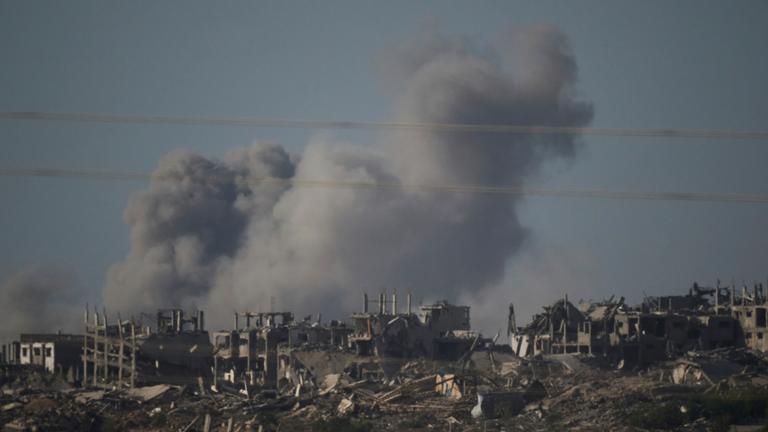 Rauch steigt in den Himmel nach einem Angriff des israelischen Militärs auf den Gazastreifen.