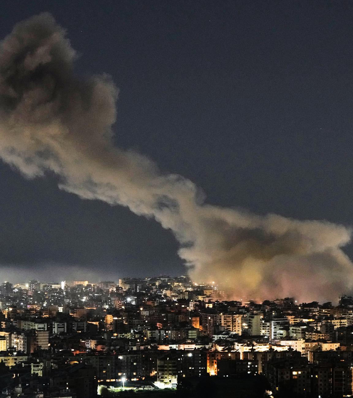 Am frühen Dienstagmorgen stieg Rauch von israelischen Luftangriffen in Dahiyeh, einem südlichen Vorort von Beirut im Libanon, auf.
