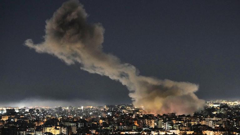 Am frühen Dienstagmorgen stieg Rauch von israelischen Luftangriffen in Dahiyeh, einem südlichen Vorort von Beirut im Libanon, auf.
