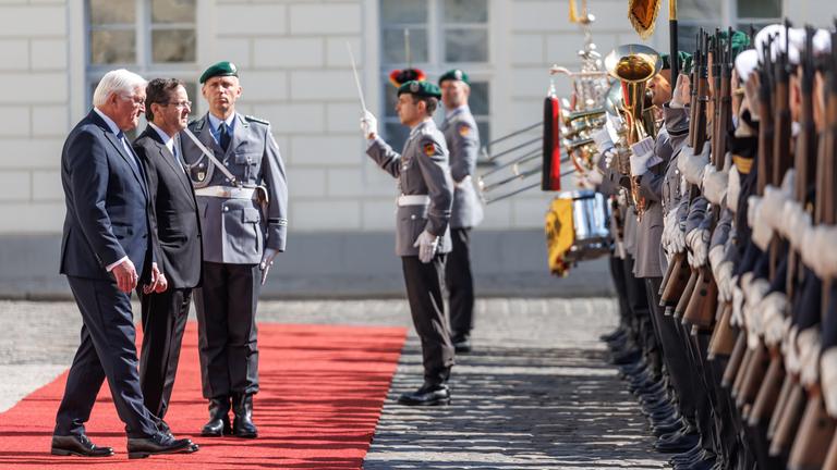 Bundespräsident Steinmeier empfängt Israels Präsident Isaac Herzog in Berlin. Rechts im Bild ist eine Militär-Kapelle zu sehen.