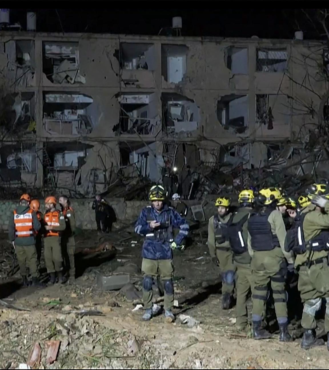 Rettungskräfte am Ort eines iranischen Raketenangriffs in Dimona