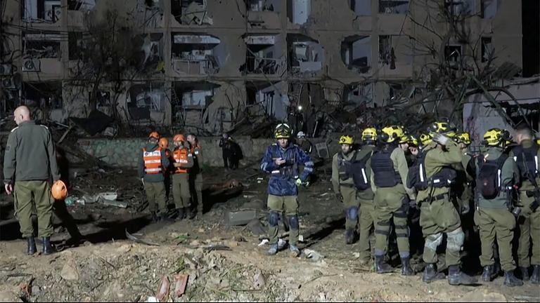 Rettungskräfte am Ort eines iranischen Raketenangriffs in Dimona