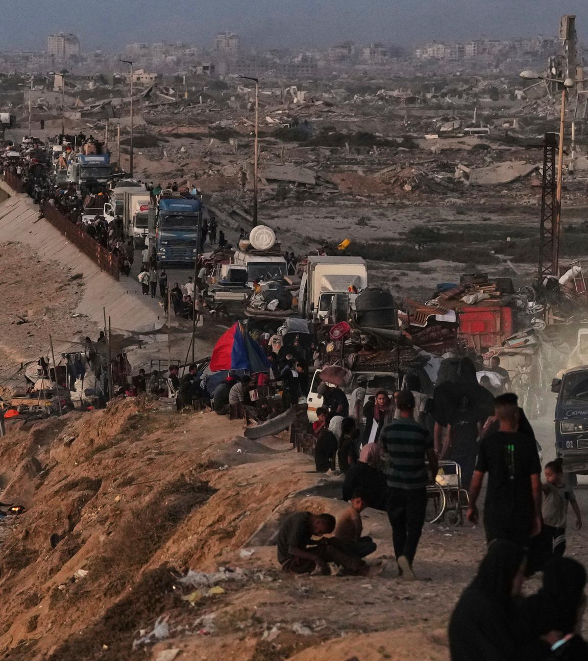 Palästinensische Gebiete, Gaza: Vertriebene Palästinenser fliehen aus dem nördlichen Gazastreifen entlang der Küstenstraße in Richtung Süden