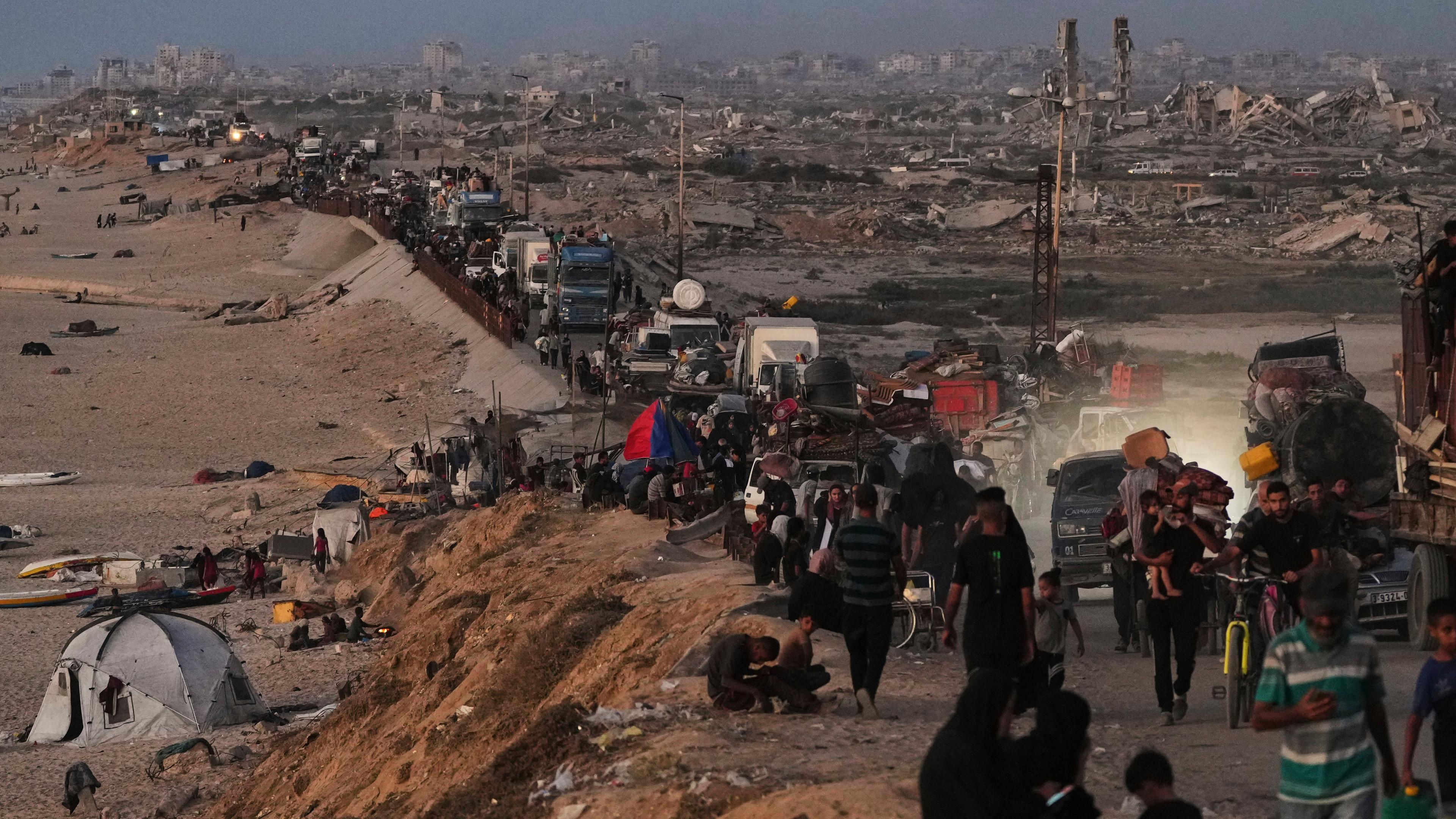 Palästinensische Gebiete, Gaza: Vertriebene Palästinenser fliehen aus dem nördlichen Gazastreifen entlang der Küstenstraße in Richtung Süden