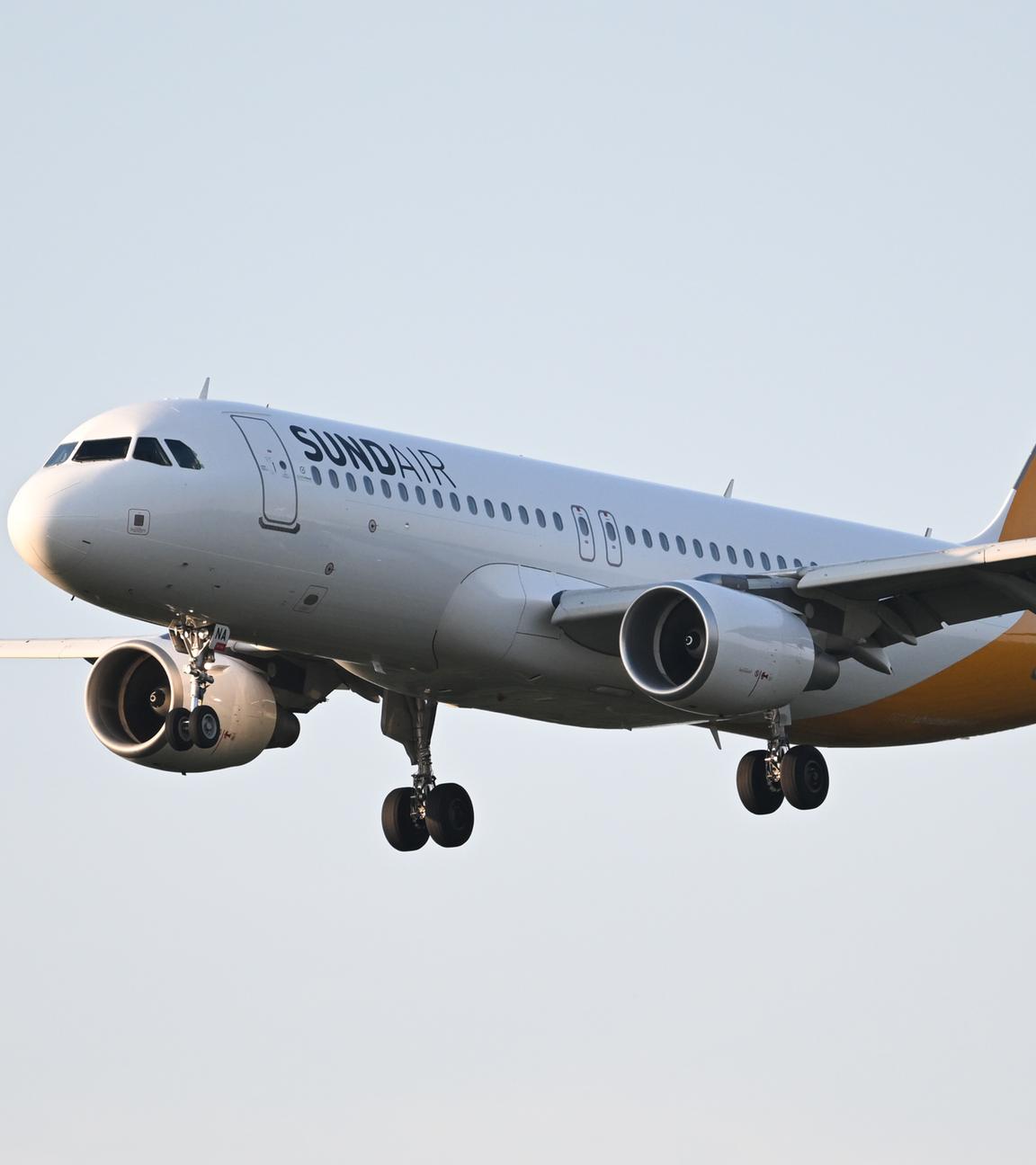Ein Flugzeug in der Luft.