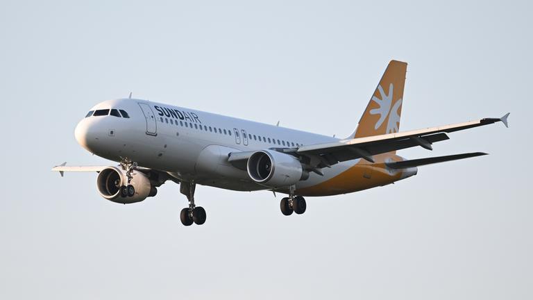 Ein Flugzeug in der Luft.