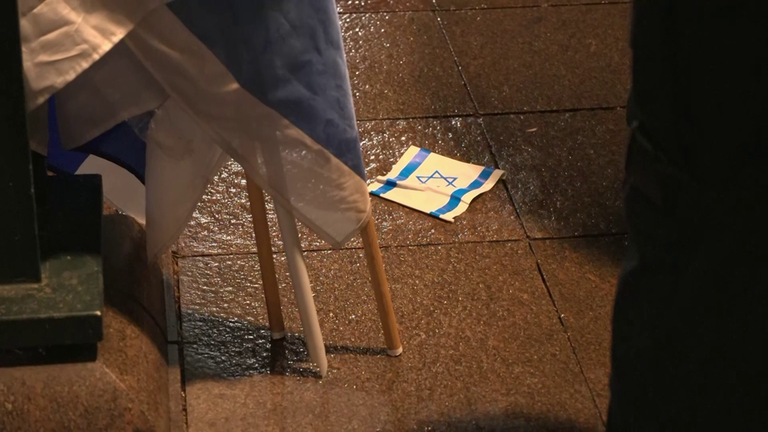 Eine israelische Flagge liegt auf dem Boden.