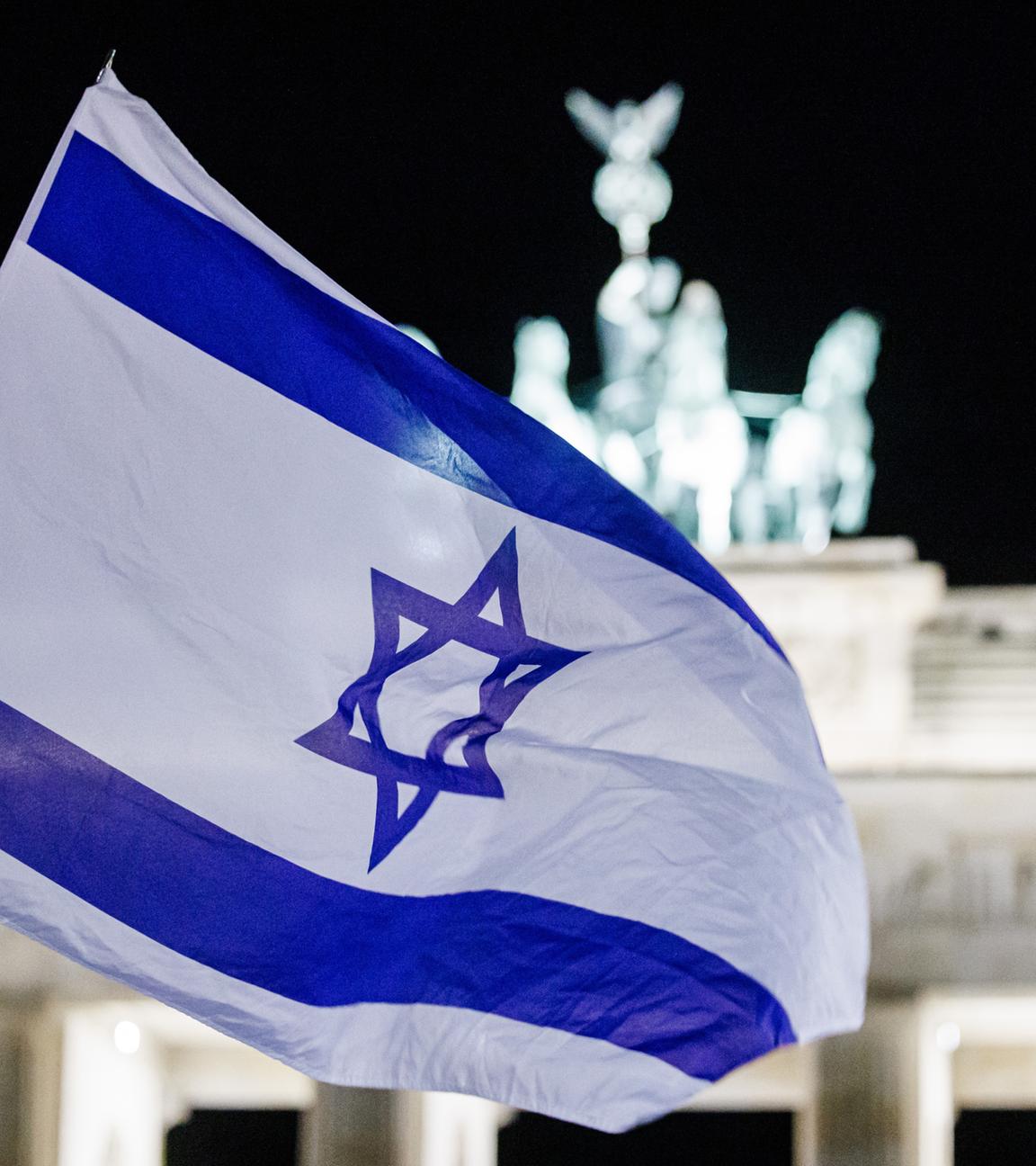 Israelische Flagge vor Brandenburger Tor 