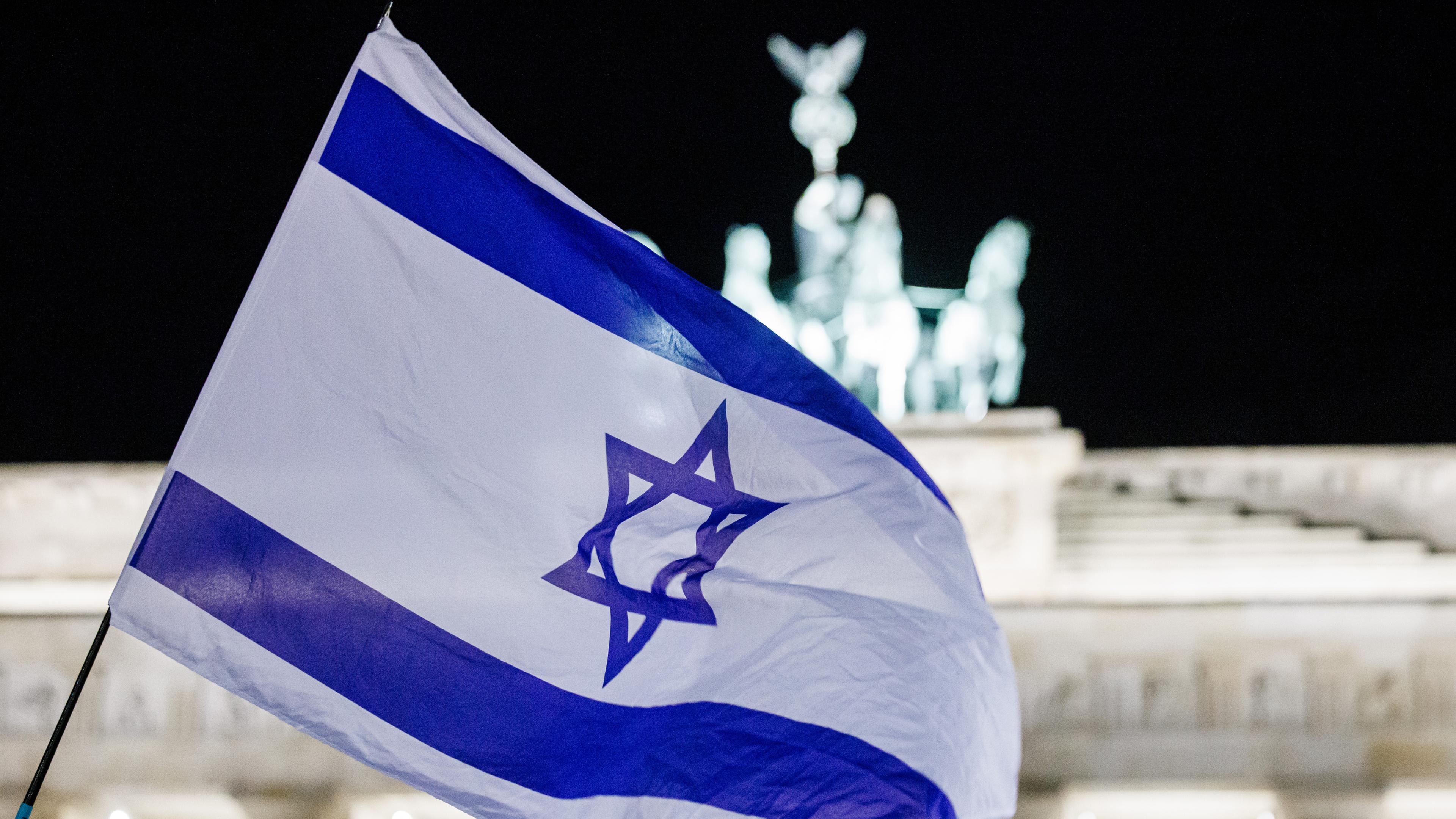 Israelische Flagge vor Brandenburger Tor 