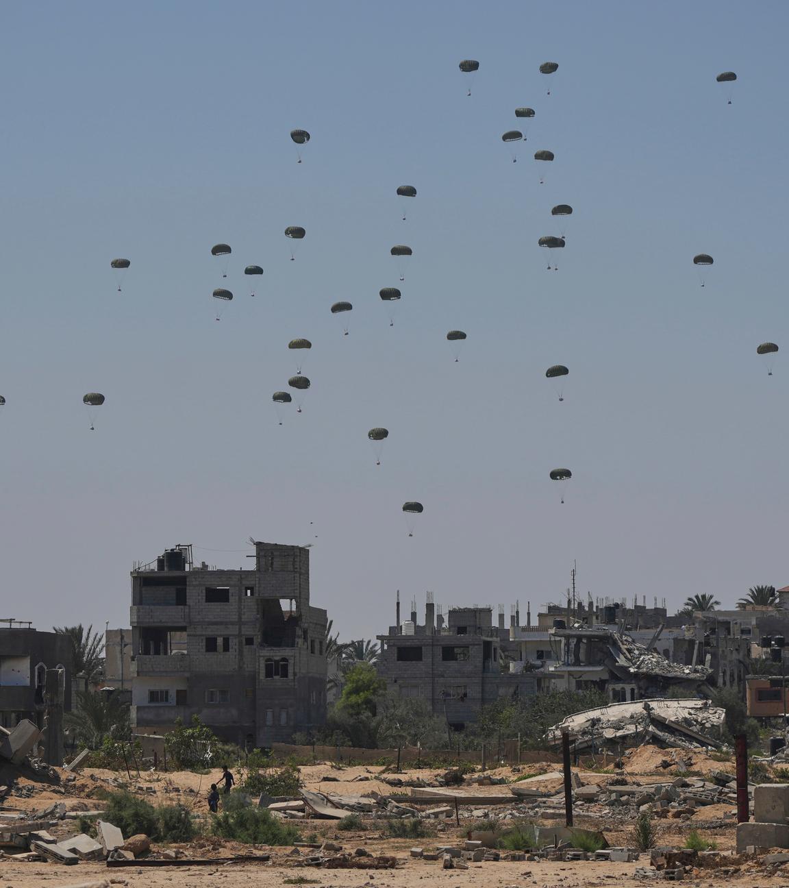 Fallschirme werfen Hilfsgüter über Nuseirat im zentralen Gazastreifen ab. 