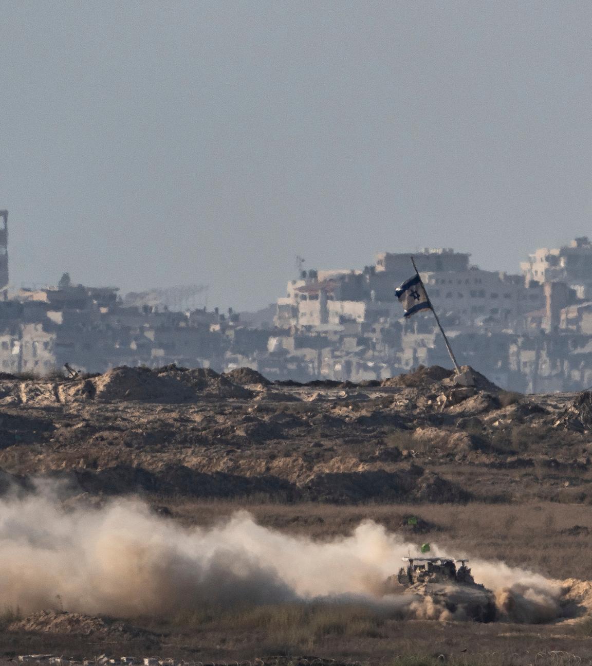 Ein israelisches gepanzertes Fahrzeug bewegt sich in einem Gebiet im Gazastreifen, vom Süden Israels aus gesehen.
