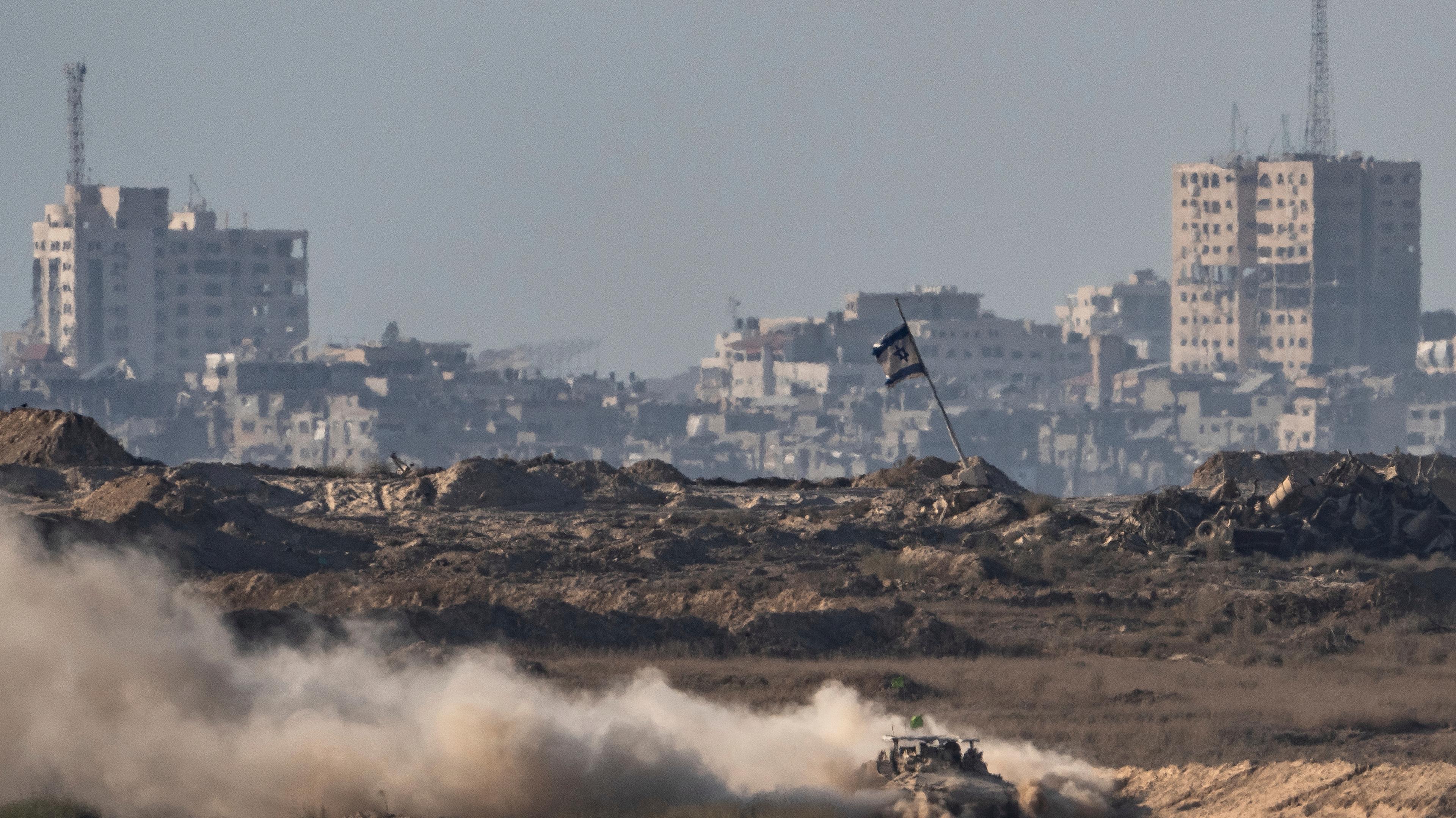 Ein israelisches gepanzertes Fahrzeug bewegt sich in einem Gebiet im Gazastreifen, vom Süden Israels aus gesehen.