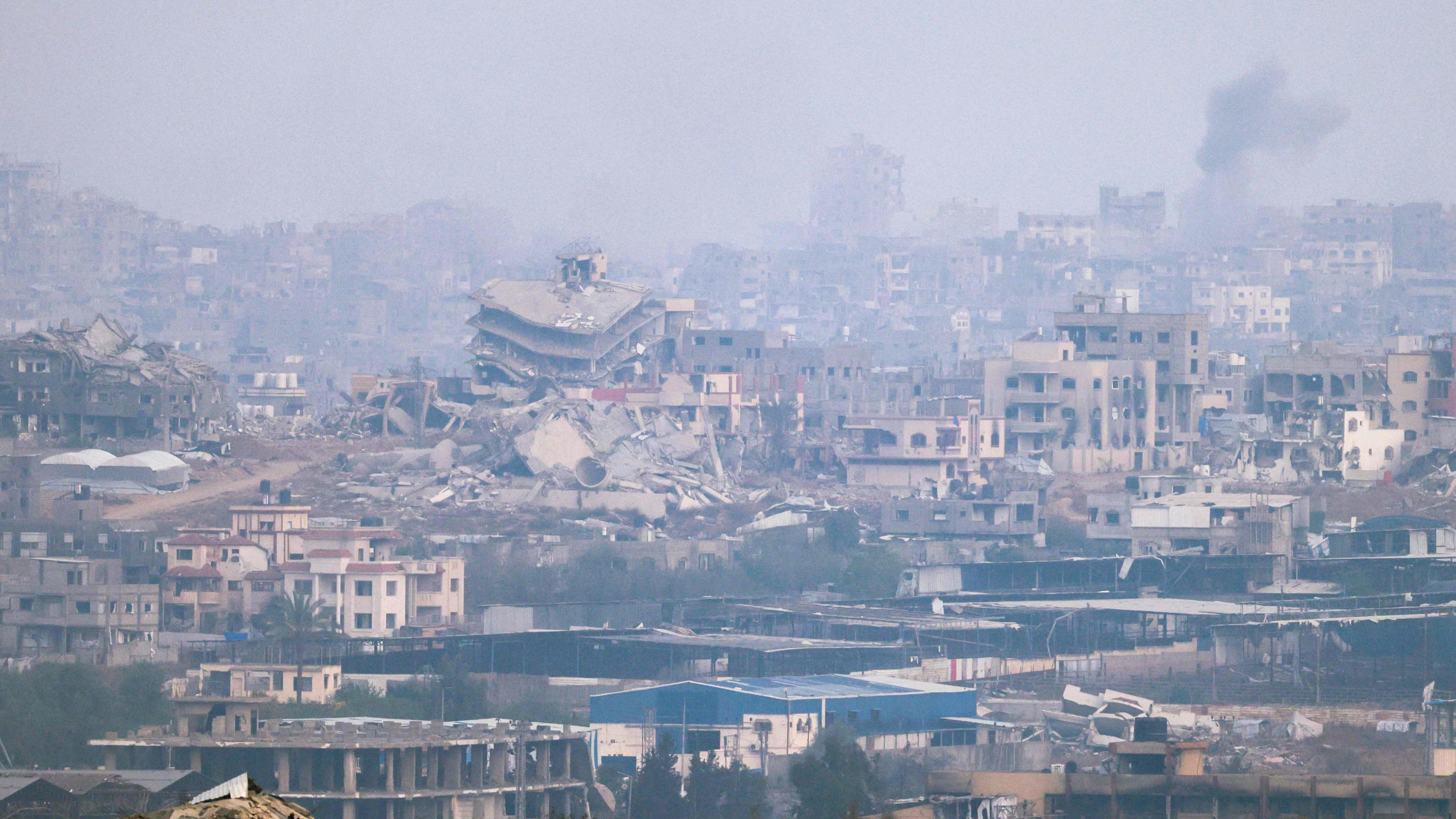 Rauchschwaden aufgrund israelischer Bombardierungen im belagerten palästinensischen Gebiet am 18. Mai 2025.
